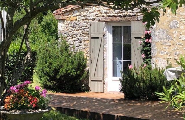 Maison en Pierre Avec 2 Chambres et 2 Salles de Bain Avec Piscine