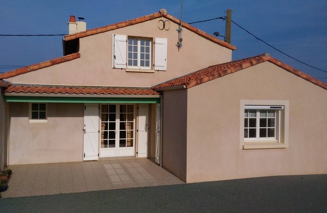 Maison Individuelle Avec Grand Terrain Clos . Animaux de Compagnie Acceptés