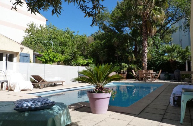 Maison jardin grande piscine , sortie bateau possible