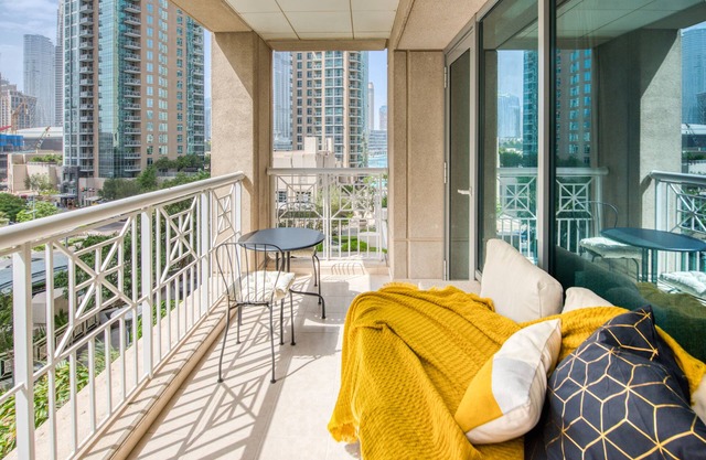 Maison Privee - Radiant Urban Retreat with Iconic Burj Khalifa Vws