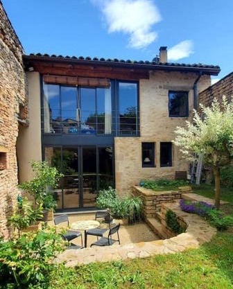 Maison romane avec jardin dans le centre de CLUNY