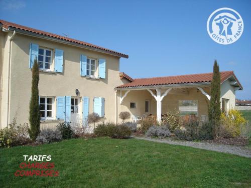 Maison spacieuse avec piscine et jardin à Chalain-le-Comtal - FR-1-496-48