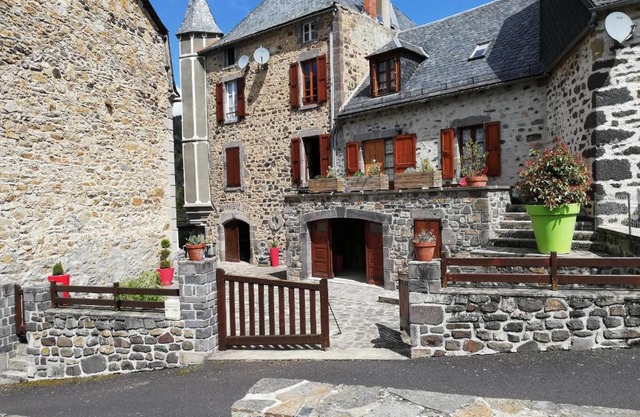 Maison typique pleine de charme Peyrusse Cantal