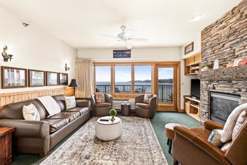 Majestic Lake Views King Suite, 2 Queen Beds and Heated Pools