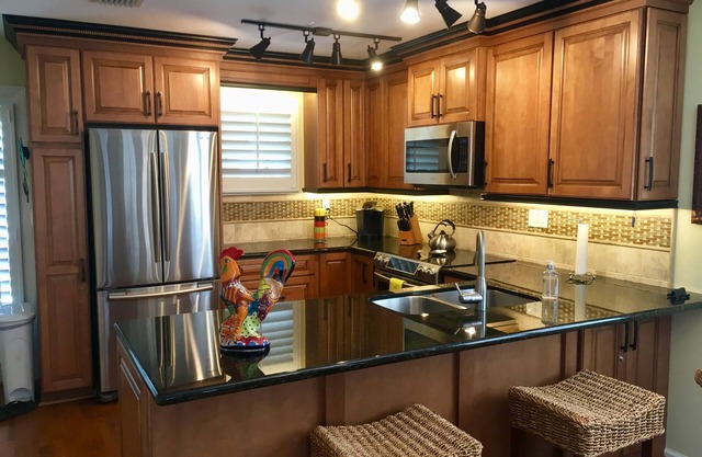 MAJESTIC PARADISE II Luxury living in Truman Annex. Downtown, pool, 2 blks
