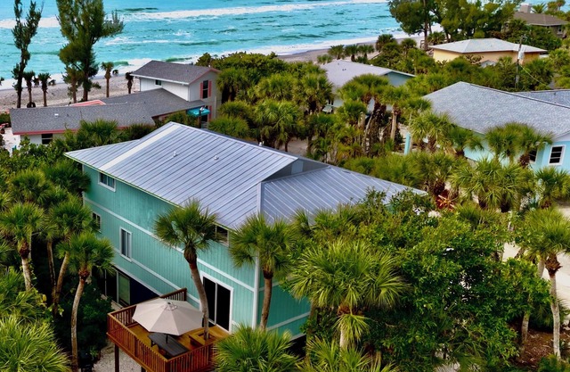 Majestic Summer Sunsets just 50 steps to uncrowded beach & 2 King beds