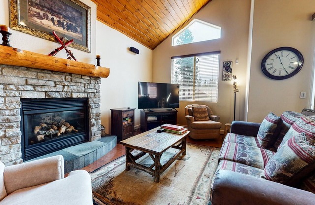 Mammoth Gateway Village 7 Pet-Friendly, Mountain Modern with Private Jacuzzi and 2 Car Garage by RedAwning