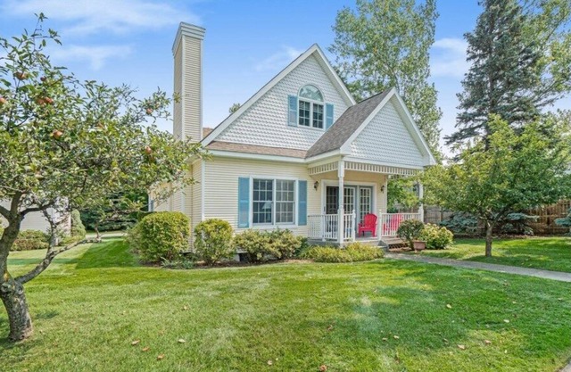 Manistee Cottage Steps to Lake Michigan