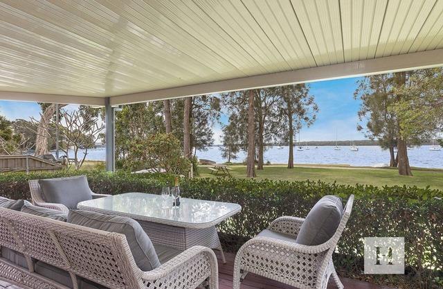 Mannering Lake House - Spacious family entertainer on waterfront