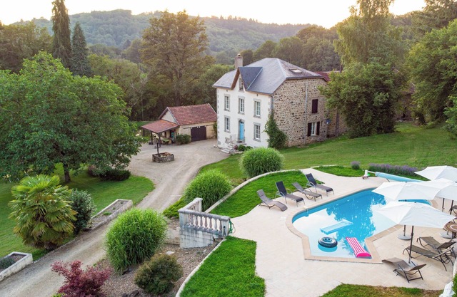 Manoir 4 * with private pool (fish) lake on about 4 hectares of park and garden