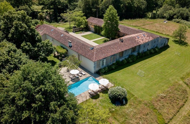 Manoir Gascon - Six Bedroom Villa, Sleeps 15