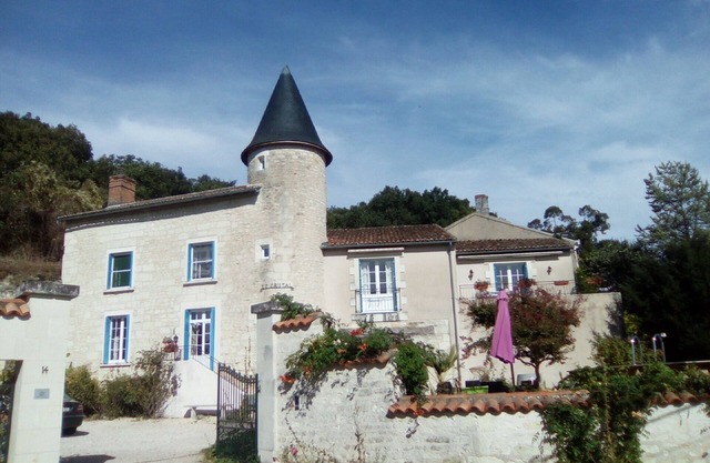 Manoir Le Cristal bed and breakfast, Futuroscope at 27 euros! (the tower)