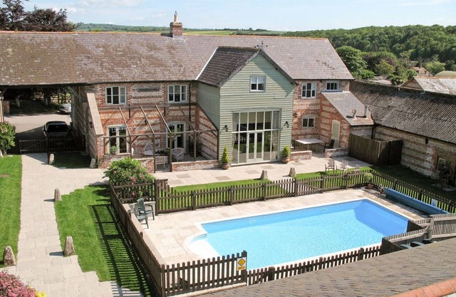 MANOR FARM BARN, pet friendly, character holiday cottage in Dewlish