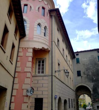 Mansarda con solarium panoramico su centro storico di Sarteano vicino alle famose terme della Val d'Orcia