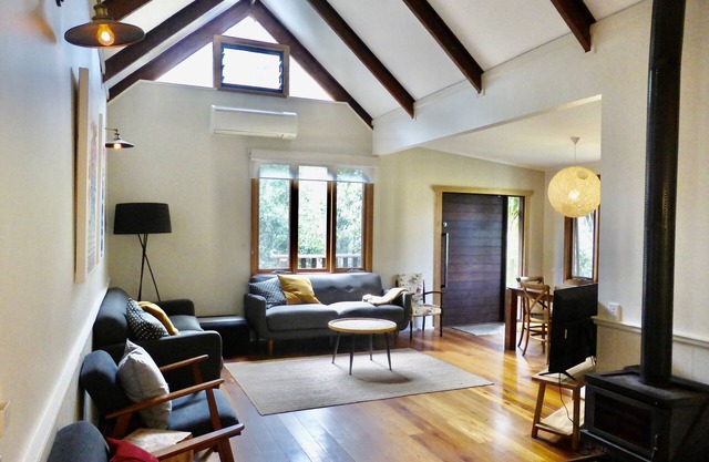 Mansfield on the Manning Wattle Cottage- country cottage on riverfront property
