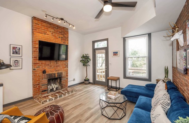 Mansfield Retreat – A Chic Downtown Experience!