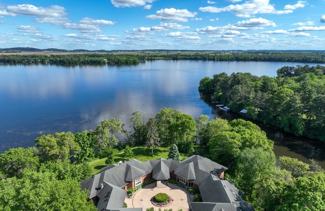 Mansion on Lake Tainter. Sleeps 20-28 guests. Jacuzzi tub,private en-suite rooms