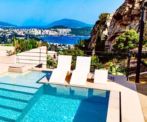Mansion with sea and rocks view, housekeeper, breakfast
