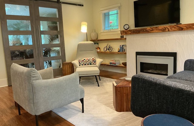 Maple Courtyard | Old Town w/King Suite & Piano