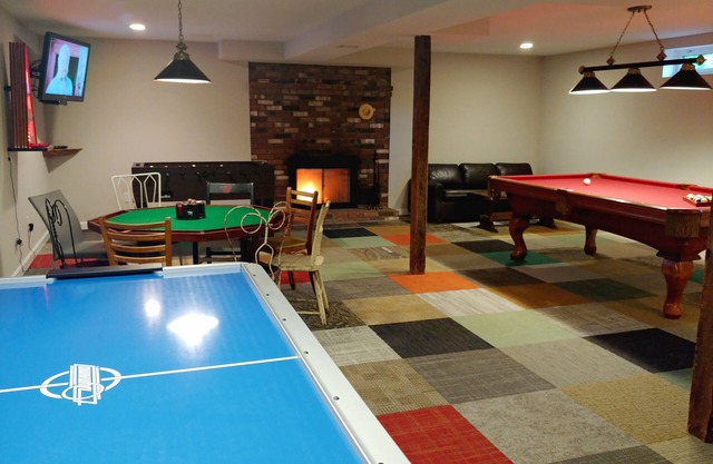 Maple View House, 3 fireplaces, sauna, game room, 4 living rooms, 4 TVs, grill