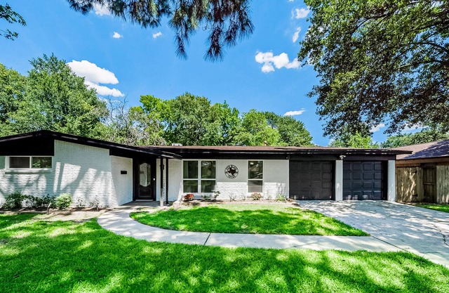 Mapleton Place | House in Houston with fireplace, patio, & W/D