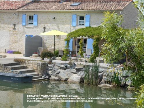 MARAIS POITEVIN bord rivière pêche ,barque, vélos, wifi, linge, cheminée, cuisine, terrain de boules