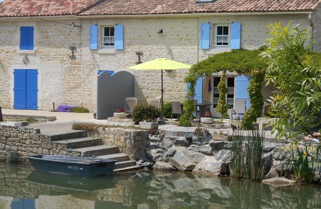Marais Poitevin, fishing GITE, riverside with boat, bikes, fireplace