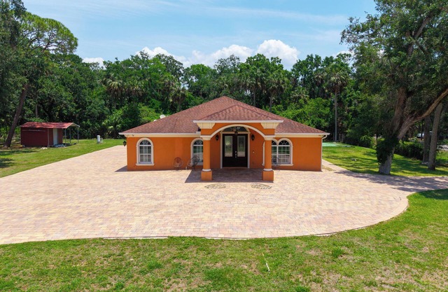 Marble Luxe - Comfy Retreat - Massive Yard