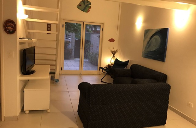 MARESIAS-House in a condo with complete leisure, at the edge of Santos-Rio, 100m from the beach