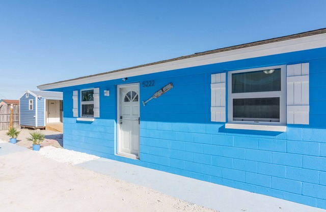 MARGARITA'S BEACH SERENITY FOR YOU AND YOUR PET ONLY STEPS FROM THE BEACH