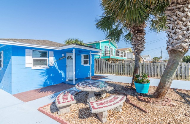 MARGARITA'S BEACH PARADISE FOR YOU & YOUR PET STEPS AWAY FROM THE BEACH