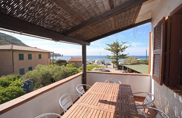 Margherita-1: 4+2 with breathtaking sea views of Giglio Campese beach.
