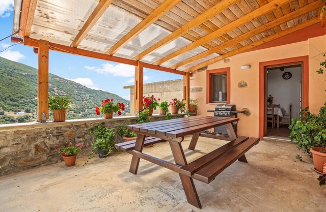 Maria's House with View in Kambos