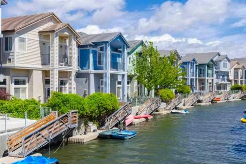 Marina Escape-Lake-Family-Fishing-Casino