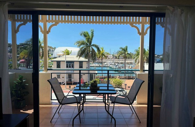 Marina View Apartment - Steps Away from CBD