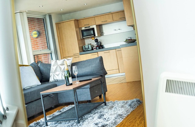 MARINA VIEW HAVEN- Stylish 2-Bedroom Retreat Near Excel London.