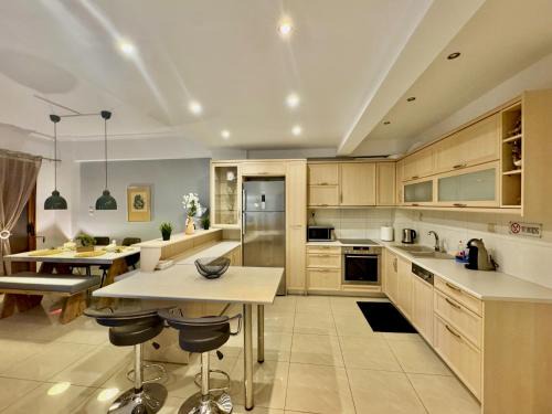 Marina Zeas Spacious Two Bedroom Apartment