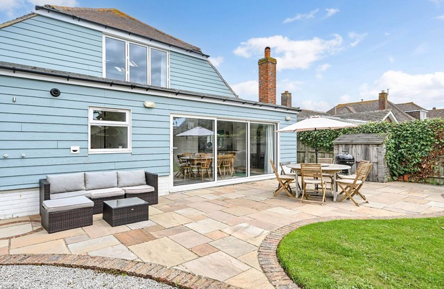 Marine House by inspirestays.com - a cottage that sleeps 9 guests in 5 bedrooms