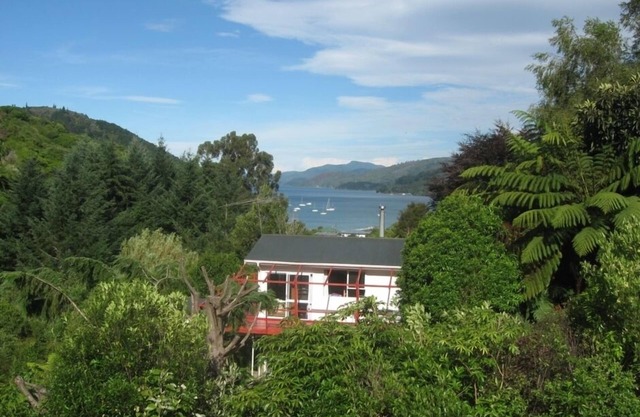 Marlborough Sounds relaxation with great views: close to Queen Charlotte walkway