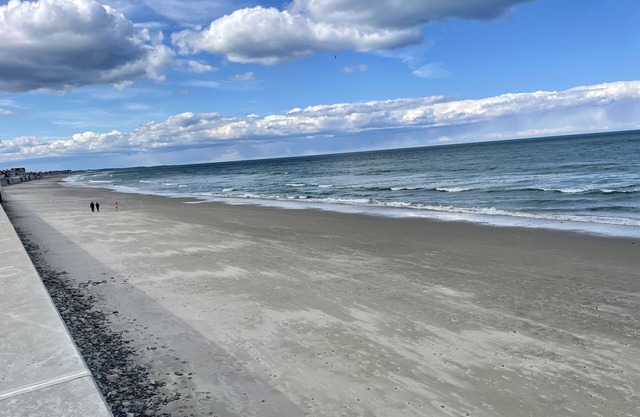 Marshfield 2-bedroom cottage walking distance to Sunrise beach