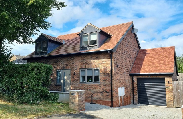 MARTINDALE COTTAGE, pet friendly, with a garden in Sleights
