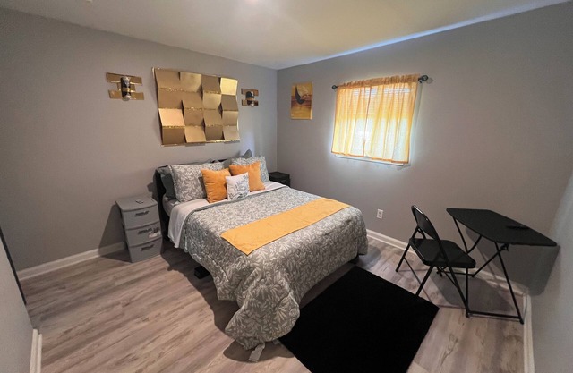 Marvelous 3-bedroom house in Baltimore with WiFi, AC, Smart TV. Travel Royally!