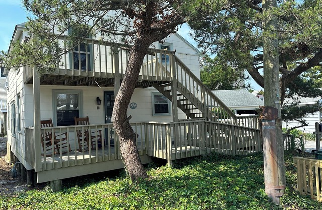 Marvelous 5-bedroom cottage one from ocean in Ship Bottom with AC, game room