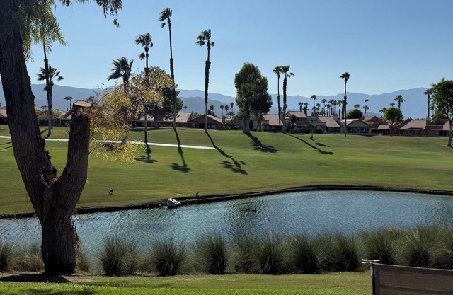 Marvelous Lake View 3-bedroom house in Palm Desert with AC