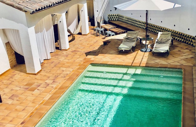 "Mas Blanc": to visit Barcelona in a different way. Your mediterranean refuge with garden and swimming-pool near city centre and the best beaches.
