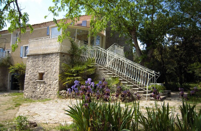 MAS BOUVIER, AIR-CONDITIONED HOUSE WITH PRIVATE POOL AND LANDSCAPED GROUNDS.