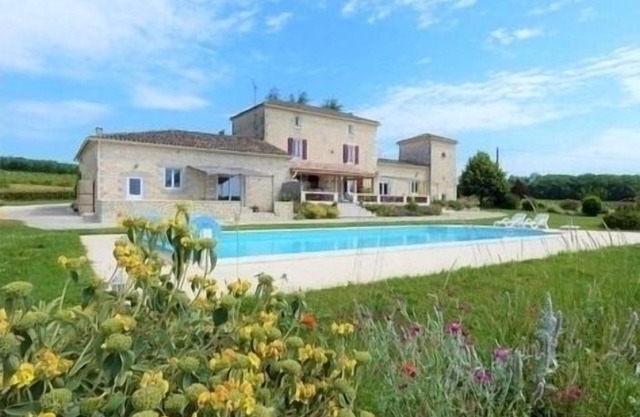 Mas du pech is a stunning and spacious Farmhouse with private heated pool