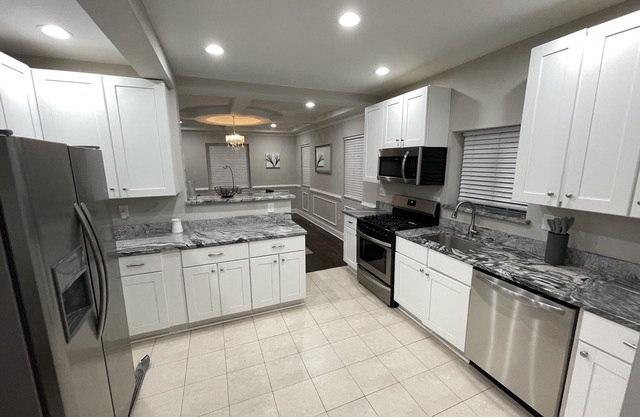 MASSIVE BEAUTIFUL 5 BEDROOM ESTATE, With FREE PARKING