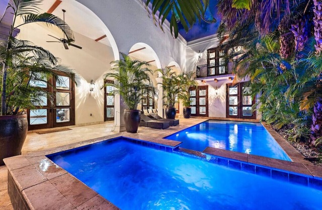 Massive Villa with GYM, POOL, JACUZZI ! Sleeps 12