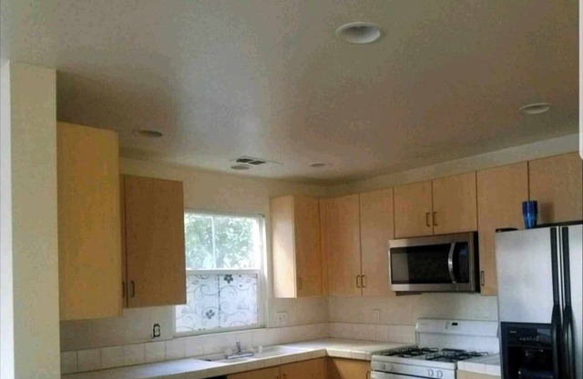 Master Bedroom In Boyle Heights Private Community